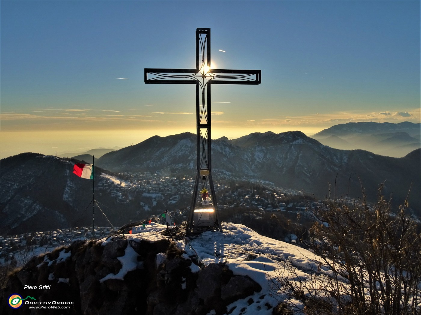 04 La croce di vetta Cornagera baciata dal sole vesro il tramonto (1311 m) .JPG